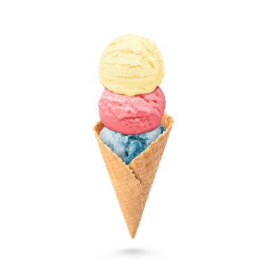 Beyaz arka planda waffle külahında servis edilen leziz dondurma.