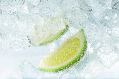 Limonlu ve buzlu soda, yakın plan.