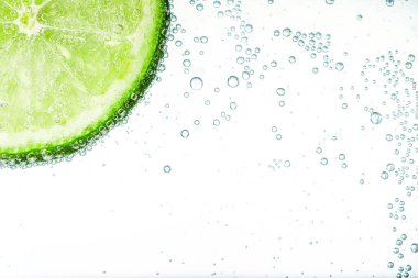 Limonlu soda beyaz arka planda, yakın plan.