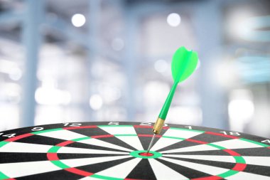 Hedefleme ve iş başarısı. Dart, ofisteki dart tahtasının ortasına sıkıştı. Yakın plan.