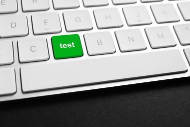 Çevrimiçi test. Yeşil tuşa basılı bilgisayar klavyesi, kapat