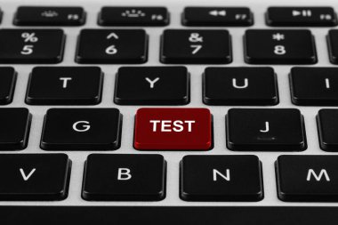 Çevrimiçi test. Kırmızı düğmeye basılı dizüstü bilgisayar klavyesi, kapat