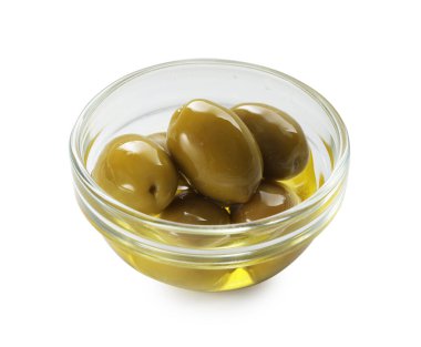 Lezzetli marine edilmiş yeşil zeytinler beyaz kasede izole edilmiş.