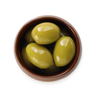 Lezzetli salamura edilmiş yeşil zeytinler beyaz, üst görünümde izole