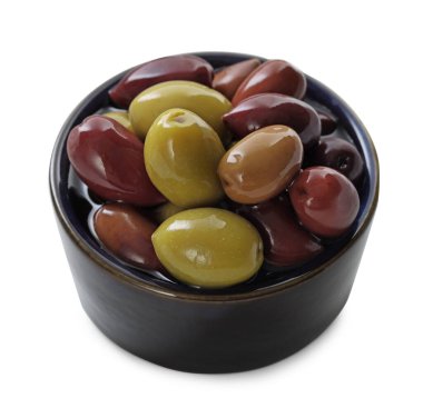 Lezzetli salamura edilmiş zeytinler beyaz kapta izole edilmiş.