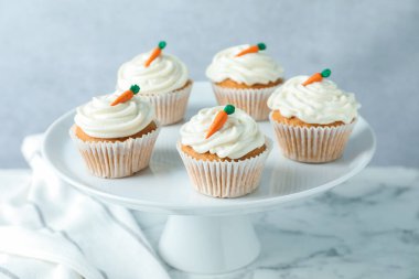 Beyaz mermer masadaki havuçlu kekler gri arka planda, yakın planda.