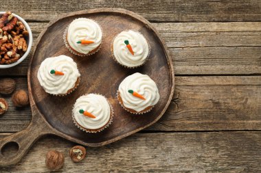 Tahta masada havuçlu kek ve ceviz var. Metin için boşluk