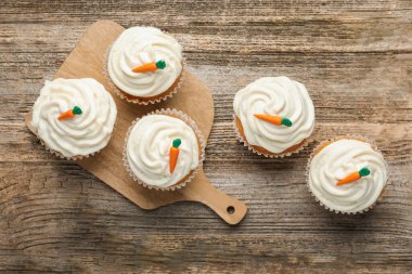 Tahta masada havuçlu kekler, düz uzanmış.