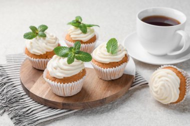 Nane şekerli havuçlu kekler ve açık dokulu masada kahve, yakın plan.