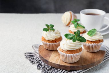 Hafif desenli masada naneli havuçlu kekler, yakın plan. Metin için boşluk