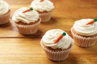 Ahşap masada nefis havuçlu kekler, yakın plan.