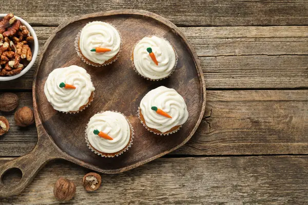 Tahta masada havuçlu kek ve ceviz var. Metin için boşluk