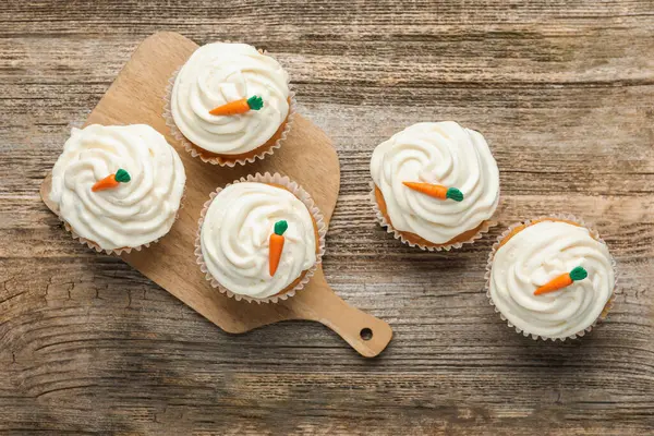 Tahta masada havuçlu kekler, düz uzanmış.