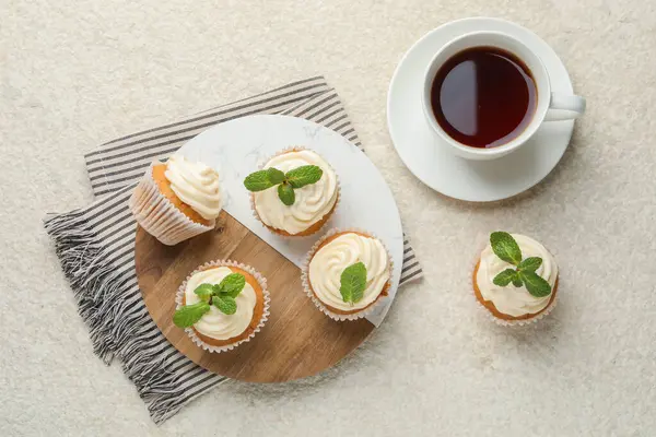 Nane şekerli havuçlu kekler ve açık dokulu sehpada kahve.