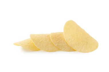 Beyaza izole edilmiş pek çok lezzetli patates cipsi.