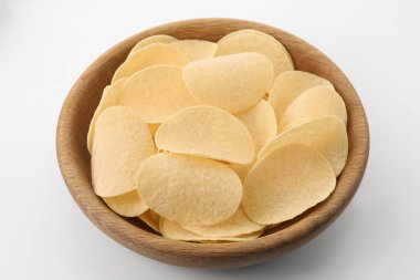 Beyaz arka planda tatlı patates cipsi, yakın plan.