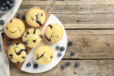 Tahta masada yaban mersinli leziz çörekler. Metin için boşluk
