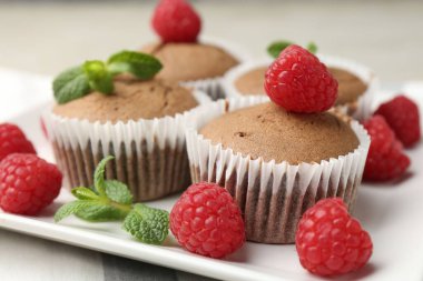 Ahududu ve nane aromalı lezzetli çörekler, yakın plan.