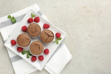 Ahududu ve nane aromalı lezzetli çörekler gri desenli masa, üst manzara. Metin için boşluk