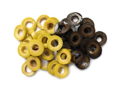 Terbiye edilmiş yeşil ve siyah zeytin halkaları beyaz, üst görünümde izole