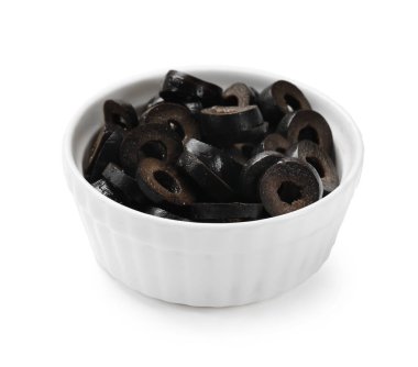 Terbiye edilmiş siyah zeytin halkaları beyaz kasede izole edilmiş.