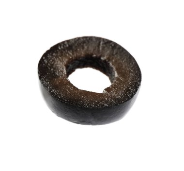 Terbiye edilmiş siyah zeytin halkası beyaz üzerine izole edilmiş.