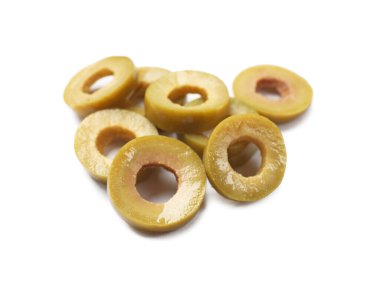 Terbiye edilmiş yeşil zeytin halkaları beyaz üzerine izole edilmiş.