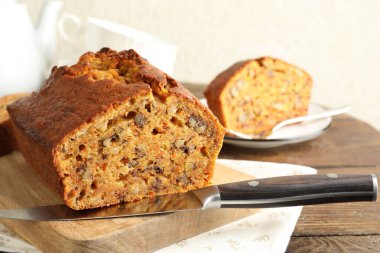 Ev yapımı havuçlu kek, fındıklı ve bıçaklı, ahşap masa, yakın plan.