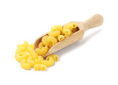 Beyaz kepçe içinde çiğ boynuzlu makarna.