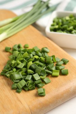 Masada taze taze soğan kes, yakın plan.