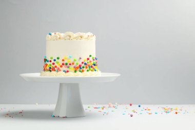 Renkli süslemeli nefis bento keki. Işık masasında, metin için yer var.