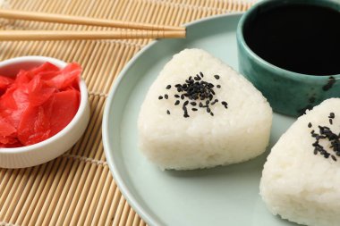 Pirinç topları (onigiri) masada servis edilir, yakın çekim. Geleneksel Japon yemeği