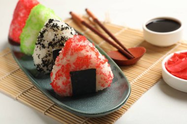 Lezzetli tobiko onigiri (Japon pirinç topları) beyaz masada servis edilir.