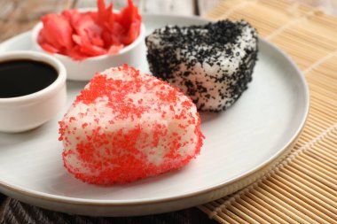 Lezzetli tobiko onigiri (Japon pirinç topları) masada servis edilir, yakın plan.