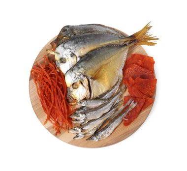 Birçok farklı kurutulmuş balık aperatifleri beyaz, üst görünümde izole