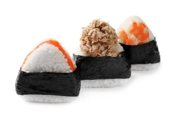 Lezzetli onigiri (Japon pirinç topları) beyaz üzerine izole edilmiş