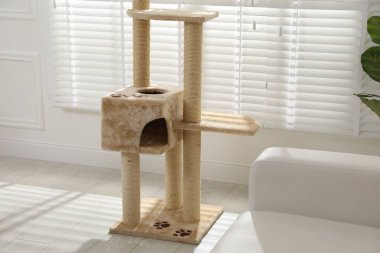 Büyük, rahat bir kedi ağacı, kazıkları içeride.