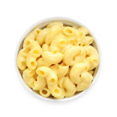 Peynir soslu leziz makarna, beyaza izole edilmiş, üst manzara.