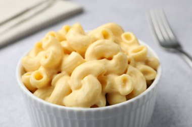 Peynir soslu ve çatallı lezzetli makarna, yakın plan.