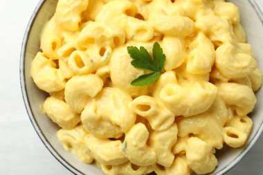 Peynir soslu leziz makarna. Işık masasında, üst tarafta.