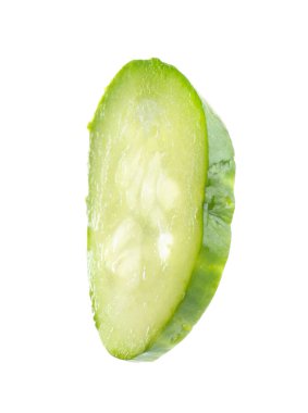 Beyaz üzerine izole edilmiş taze salatalık.