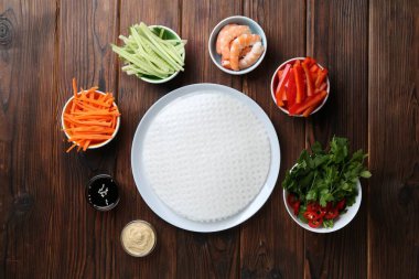 Yenebilir pirinç kağıtları ve malzemeler ahşap masada, düz yerde.