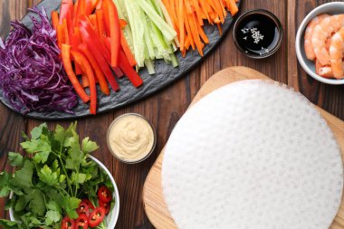 Yenebilir pirinç kağıtları ve malzemeler ahşap masada, düz yerde.