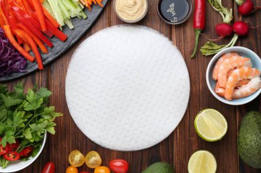 Yenebilir pirinç kağıtları ve malzemeler ahşap masada, düz yerde.