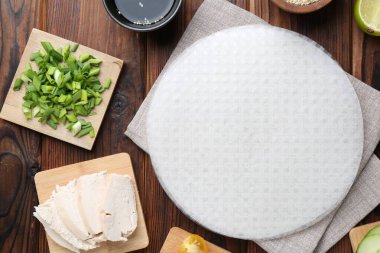 Yenebilir pirinç kağıtları ve malzemeler ahşap masada, düz yerde.