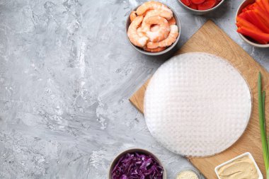 Pilav kâğıdı çarşafları ve açık gri masa üzerindeki farklı malzemeler. Metin için boşluk