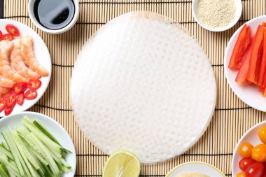 Pirinç kağıtları ve bambu hasırı üzerindeki farklı malzemeler.