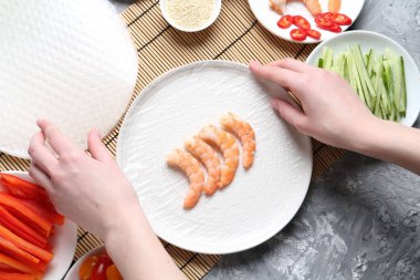 Açık gri masada nefis börek yapan kadın, düz yatıyordu.