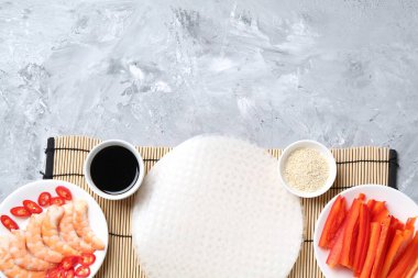 Pilav kâğıdı çarşafları ve açık gri masa üzerindeki farklı malzemeler. Metin için boşluk