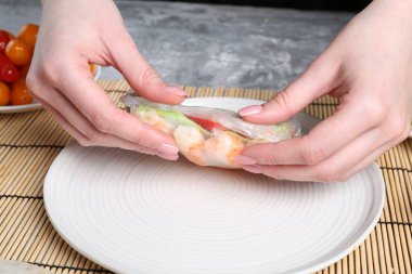 Açık gri masada nefis börek yapan bir kadın, yakın plan.